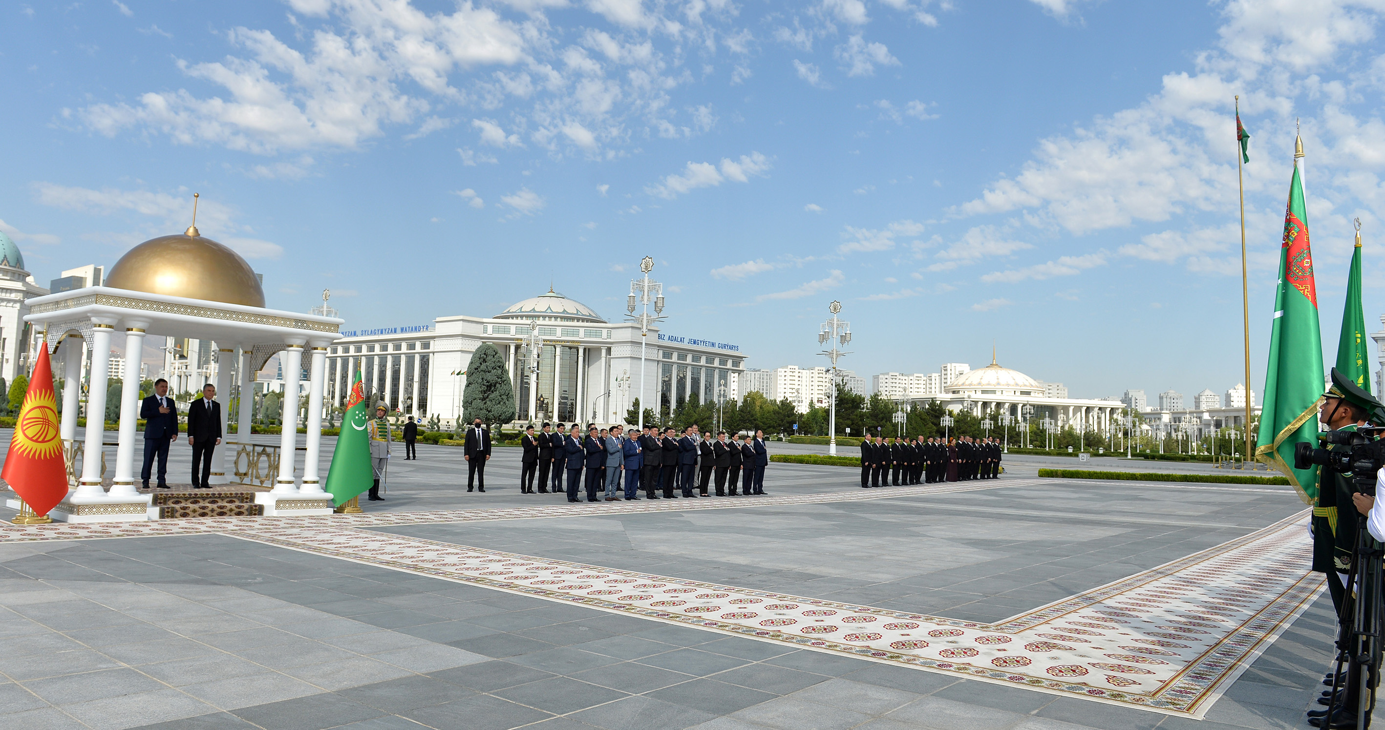 Кыргызстан туркменистан. Дворец президента Туркменистана. Дворец «Огузхан» Туркменистан. Президентский дворец Ашхабад. Дворцовый комплекс «Огузхан» Ашхабад.