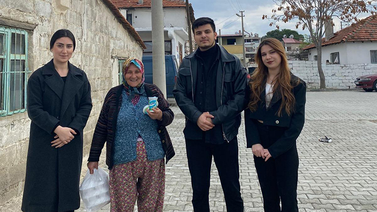 Balıkesir'de gastronomi bölümü öğrencilerinden ihtiyaç sahiplerine sıcak yemek desteği 2