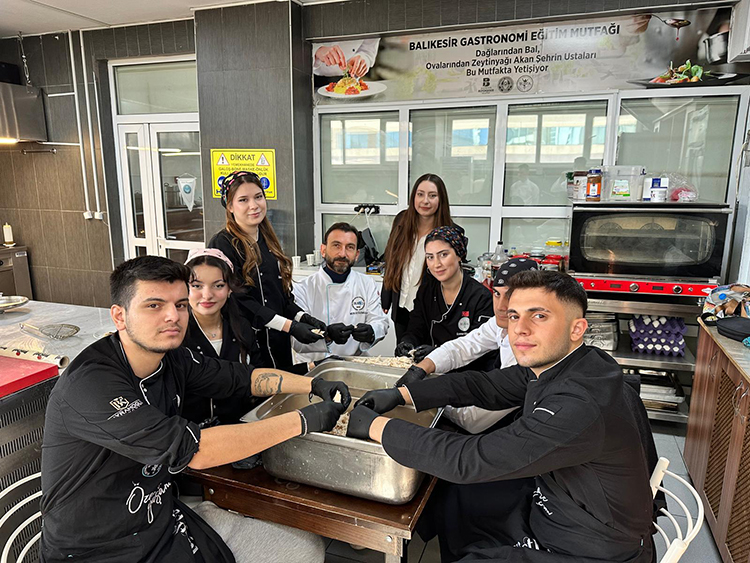 Balıkesir'de gastronomi bölümü öğrencilerinden ihtiyaç sahiplerine sıcak yemek desteği 3